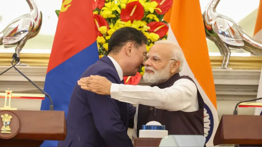 भारत और मंगोलिया के बीच रिश्ते न सिर्फ कूटनीतिक हैं, बल्कि दिल से दिल तक जुड़े आध्यात्मिक बंधन हैं। मंगोलिया के राष्ट्रपति हुरेलसुख उखना की 4 दिवसीय भारत यात्रा के दौरान मंगलवार को प्रधानमंत्री नरेंद्र मोदी के साथ उनकी मुलाकात ने दोनों देशों की दोस्ती को और मजबूत किया। इस मुलाकात में कई अहम फैसले लिए गए, जो दोनों मुल्कों की तरक्की और सांस्कृतिक रिश्तों को नई ऊंचाइयों तक ले जाएंगे। भारत और मंगोलिया के बीच रिश्ते न सिर्फ कूटनीतिक हैं, बल्कि दिल से दिल तक जुड़े आध्यात्मिक बंधन हैं। मंगोलिया के राष्ट्रपति हुरेलसुख उखना की 4 दिवसीय भारत यात्रा के दौरान मंगलवार को प्रधानमंत्री नरेंद्र मोदी के साथ उनकी मुलाकात ने दोनों देशों की दोस्ती को और मजबूत किया। इस मुलाकात में कई अहम फैसले लिए गए, जो दोनों मुल्कों की तरक्की और सांस्कृतिक रिश्तों को नई ऊंचाइयों तक ले जाएंगे।