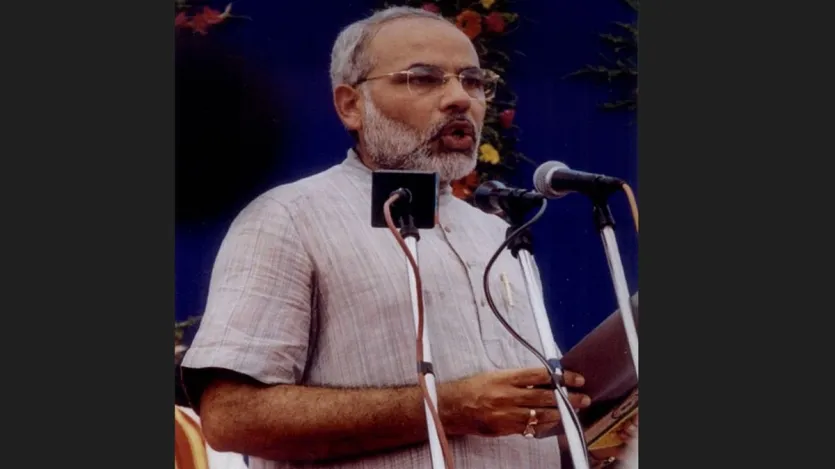 पीएम मोदी ने बताया, जब मैंने मुख्यमंत्री पद की शपथ ली, तो मुझे याद है कि मेरी मां ने मुझसे कहा था- मुझे तुम्हारे काम की ज्यादा समझ नहीं है लेकिन मैं बस दो चीजें चाहती हूं। पहला, तुम हमेशा गरीबों के लिए काम करोगे और दूसरा तुम कभी रिश्वत नहीं लोगे। मैंने लोगों से यह भी कहा था कि मैं जो भी करूंगा, वो नेक इरादे से करूंगा और कतार में खड़े आखिरी व्यक्ति की सेवा करने के विजन से प्रेरित रहूंगा।