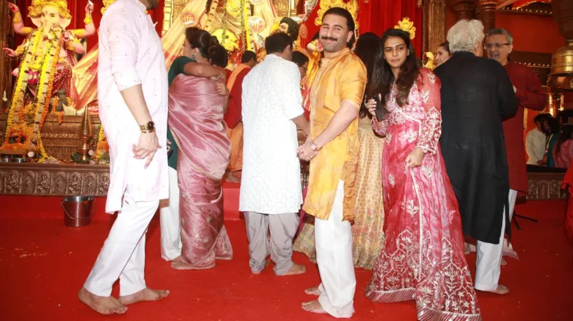 काजोल की बेटी नीसा के करीबी दोस्त औरी भी इस कार्यक्रम का हिस्सा बने। उन्हें पीले कर्ते में स्पॉट किया गया। वैसा हर बॉलीवुड की गैदरिंग में औरी जरूर होते हैं और ऐसा ही इस बार भी हुआ। पैपराजी के बीच काफी पॉपुलर ओरी ने तस्वीरें क्लिक कराईं।