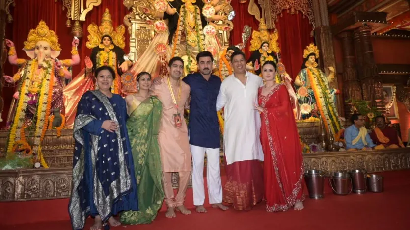 रणबीर कपूर और अयान मुखर्जी की दोस्ती किसी से छिपी नहीं हैं। दोनों की गहरी दोस्ती वेकेशन से लेकर दुर्गा पंडाल में भी देखने को मिली। अयान मुखर्जी पहली बार अपने पिता के बिना, उनके निधन के बाद दुर्गा पूजा सेलिब्रेट कर रहे हैं और ऐसे में उनके जिगरी दोस्त का वहां आना उनके लिए किसी सपोर्ट से कम नहीं था। रणबीर कपूर नीले कर्ते में काफी हैंडसम लुक में दिखे।