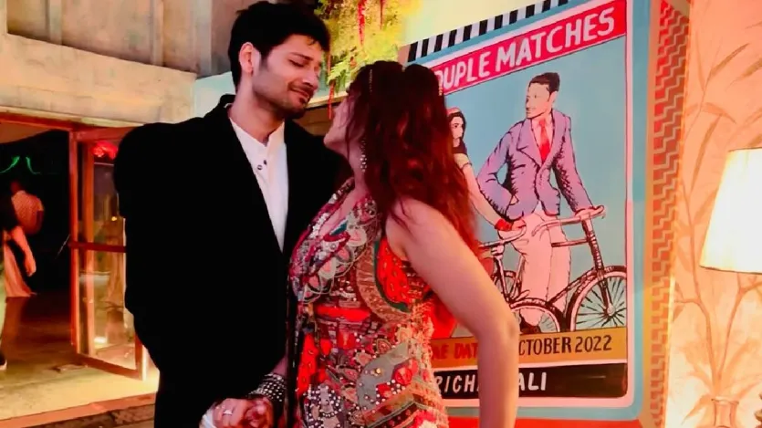 अली फजल और ऋचा चड्ढा ने हाल ही में अपनी तीसरी वेडिंग एनिवर्सरी सेलिब्रेट की। इस मौके पर ऋचा ने अपने फैंस के साथ अपनी स्टार स्टडेड वेडिंग रिसेप्शन की तस्वीरें शेयर कीं, जिनमें बॉलीवुड के कई बड़े चेहरे नजर आए।