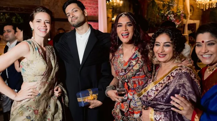ऋचा और अली फजल के वेडिंग रिसेप्शन में ऋतिक रोशन, सबा आजाद, विक्की कौशल, कबीर खान, मिनी मातुर, कल्की कोचलिन, मनोज बाजपेयी और विशाल भारद्वाज सहित कई स्टार पहुंचे थे, जिनकी झलक इन तस्वीरों में देखने को मिली।