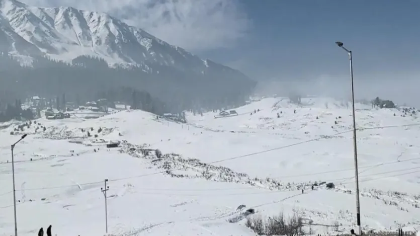 इस बार अक्टूबर की शुरुआत में हो रही बर्फबारी के चलते मौसम काफी ठंडा हो गया है। मौसम विभाग ने आने वाले दिनों में भी कश्मीर घाटी के ऊपरी इलाकों में बर्फबारी का अनुमान जताया है।
