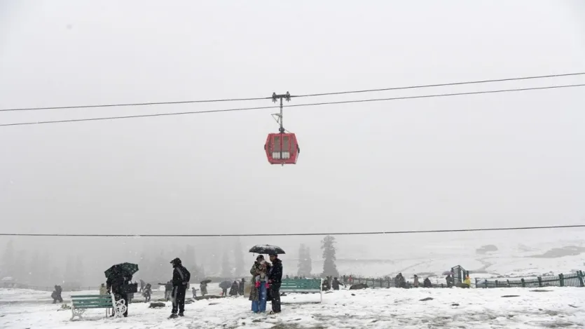 गुलमर्ग जैसी जगहों पर देश भर से आए सैलानियों ने मौसम की पहली बर्फबारी का खूब आनंद लिया। वे कुदरत की इस खूबसूरती को देख कर दंग रह गए।
