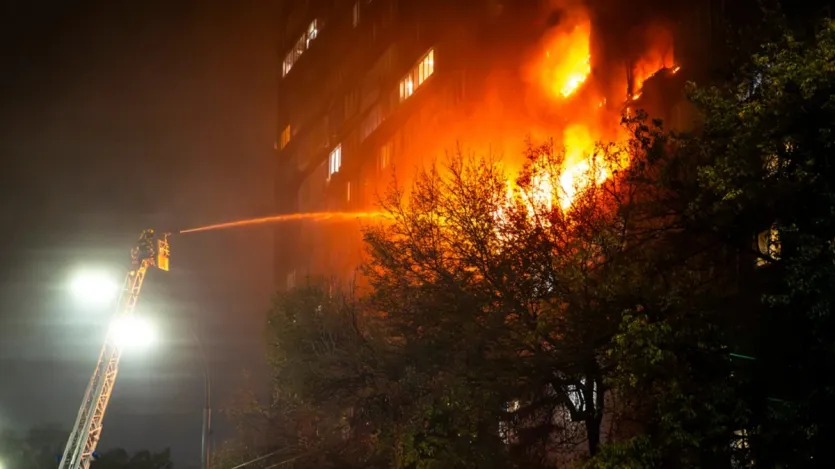 रूस और यूक्रेन के बीच जारी जंग में रूसी सेना ने ताबड़तोड़ हमले किए हैं। रूस की ओर से शुक्रवार तड़के (10 अक्तूबर 2025)  यूक्रेन में भीषण हमले किए गए हैं। इन हवाई हमलों में कम से कम 20 लोग घायल हो गए हैं।