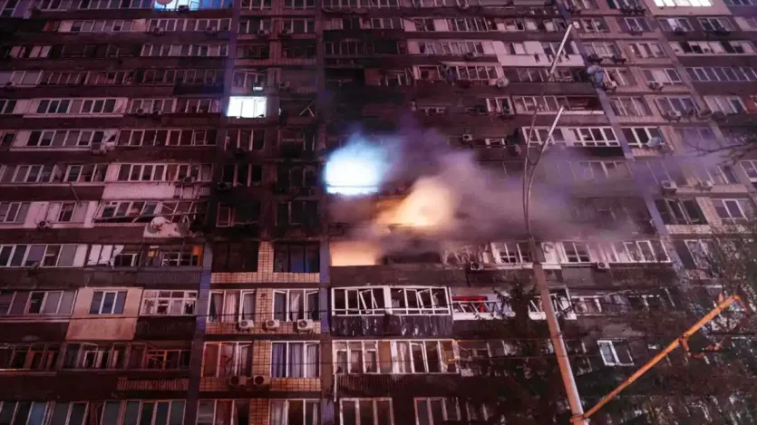 रूस की ओर से किए गए हमलों के बाद बचाव दल ने 17 मंजिला एक इमारत से 20 से ज्यादा लोगों को बाहर निकाला है। हमले की वजह से इमारत की छठी और सातवीं मंजिल पर आग की लपटें फैल गई थीं। अधिकारियों ने बताया कि 5 लोगों को अस्पताल में भर्ती कराया गया, जबकि अन्य को घटनास्थल पर ही प्राथमिक उपचार दिया गया। 