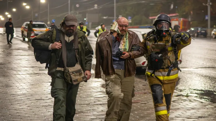 रूसी सेना के हमलों में आवासीय इमारतों को नुकसान पहुंचा है और यूक्रेनी राजधानी के कई हिस्सों में बिजली गुल हो गई है। अधिकारियों ने बताया कि रूस की ओर से किए गए हमलों में बिजली उपकेंद्रों को नुकसान पहुंचा है।   