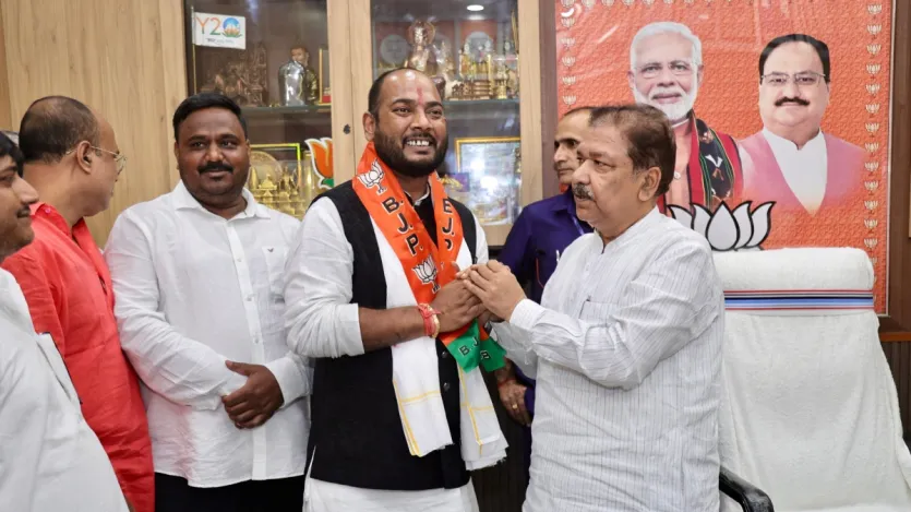 दिलीप जायसवाल ने कहा कि केंद्र और राज्य सरकार मिलकर बिहार को विकास के क्षेत्र में आगे लाने के लिए प्रयासरत हैं। एनडीए के नेतृत्व में बिहार आगे बढ़ रहा है। बिहार की पहले क्या स्थिति थी, लोगों से छिपी नहीं थी। एनडीए की सरकार में लालटेन समाप्त हो गई है, आज गांव-गांव में एलईडी की रोशनी पहुंच गई है। दिलीप जायसवाल ने कहा कि केंद्र और राज्य सरकार मिलकर बिहार को विकास के क्षेत्र में आगे लाने के लिए प्रयासरत हैं। एनडीए के नेतृत्व में बिहार आगे बढ़ रहा है। बिहार की पहले क्या स्थिति थी, लोगों से छिपी नहीं थी। एनडीए की सरकार में लालटेन समाप्त हो गई है, आज गांव-गांव में एलईडी की रोशनी पहुंच गई है।