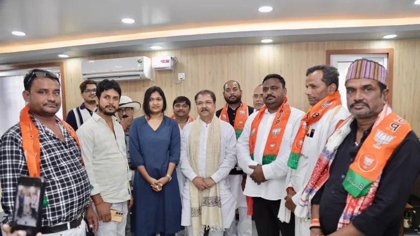 भाजपा प्रदेश कार्यालय में पार्टी के प्रदेश अध्यक्ष डॉ. दिलीप जायसवाल ने इन सभी लोगों को पार्टी की सदस्यता दिलाई और भाजपा में स्वागत किया। इस मौके पर उन्होंने कहा कि अभी चुनाव चल रहा है और विपक्ष की स्थिति देखकर लोगों का मोह भंग हो रहा है। भाजपा प्रदेश कार्यालय में पार्टी के प्रदेश अध्यक्ष डॉ. दिलीप जायसवाल ने इन सभी लोगों को पार्टी की सदस्यता दिलाई और भाजपा में स्वागत किया। इस मौके पर उन्होंने कहा कि अभी चुनाव चल रहा है और विपक्ष की स्थिति देखकर लोगों का मोह भंग हो रहा है।