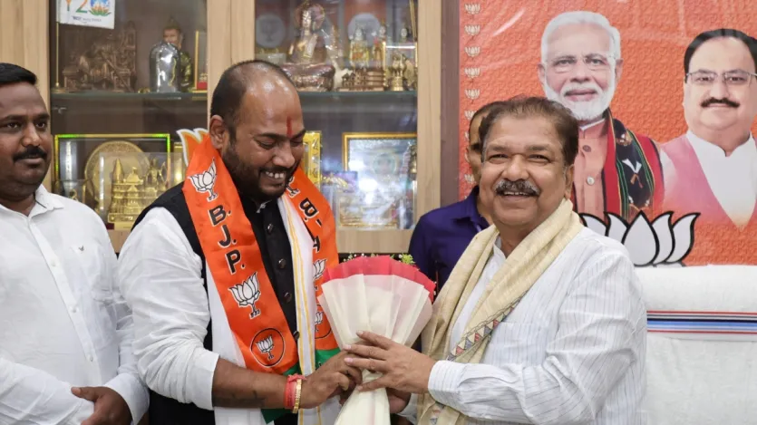 वीआईपी के प्रदेश प्रवक्ता राजेश सहनी अपने सैकड़ों समर्थकों के साथ भाजपा में शामिल हो गए। उनके साथ बिट्टू पासवान, राजेश प्रजापति समेत कई अन्य नेताओं ने बीजेपी की सदस्यता ली। बिहार भाजपा अध्यक्ष डॉ. दिलीप जायसवाल ने सभी को सदस्यता दिलाई और पार्टी में स्वागत किया। वीआईपी के प्रदेश प्रवक्ता राजेश सहनी अपने सैकड़ों समर्थकों के साथ भाजपा में शामिल हो गए। उनके साथ बिट्टू पासवान, राजेश प्रजापति समेत कई अन्य नेताओं ने बीजेपी की सदस्यता ली। बिहार भाजपा अध्यक्ष डॉ. दिलीप जायसवाल ने सभी को सदस्यता दिलाई और पार्टी में स्वागत किया।