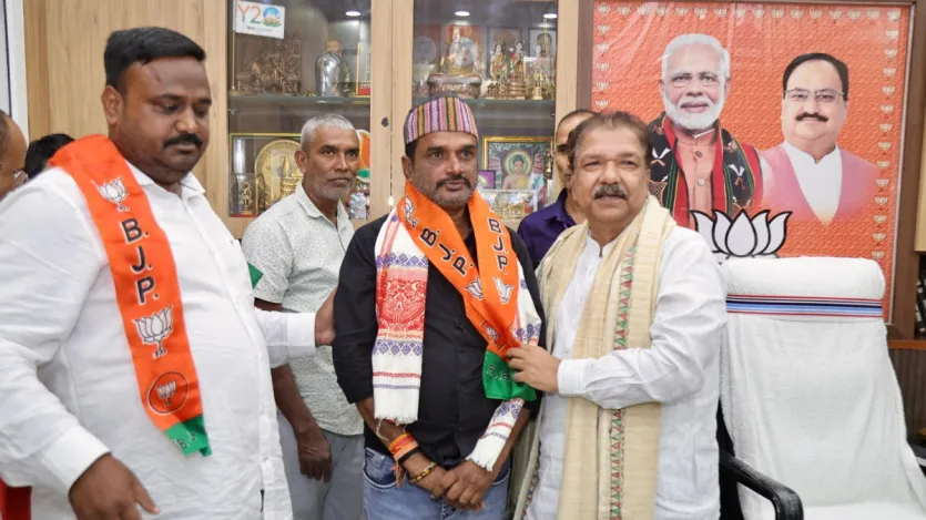 विकासशील इंसान पार्टी (वीआईपी) के प्रदेश प्रवक्ता और जिला पार्षद राजेश सहनी, बिट्टू पासवान और पूर्व मुखिया सह वीआईपी के नेता राजेश प्रजापति अपने सैकड़ों समर्थकों के साथ भाजपा में शामिल हो गए। विकासशील इंसान पार्टी (वीआईपी) के प्रदेश प्रवक्ता और जिला पार्षद राजेश सहनी, बिट्टू पासवान और पूर्व मुखिया सह वीआईपी के नेता राजेश प्रजापति अपने सैकड़ों समर्थकों के साथ भाजपा में शामिल हो गए।