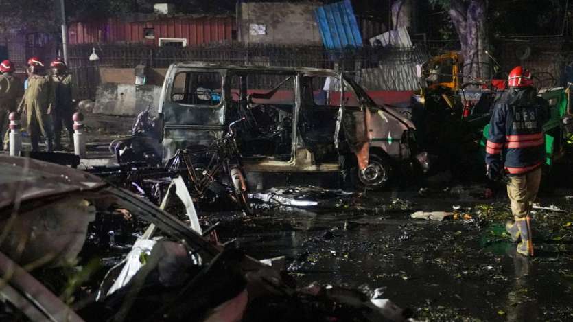 दिल्ली धमाके की दिल दहला देने वाली तस्वीरें, लोगों के शरीर के टुकड़े दूर जाकर गिरे, गाड़ियों के परखच्चे उड़े