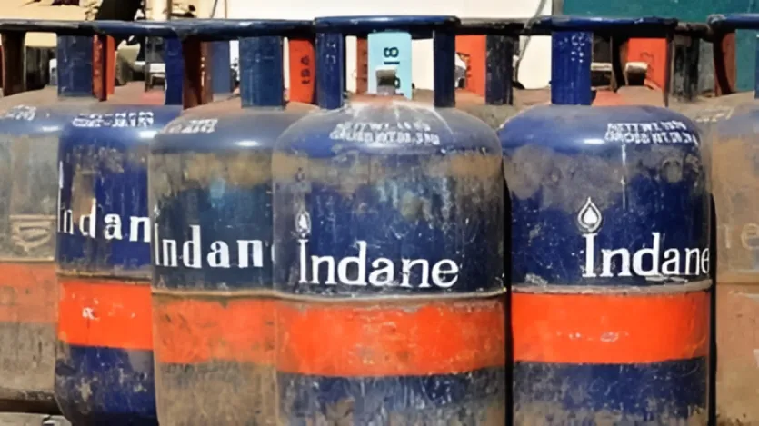 नवंबर की शुरुआत में सरकार ने कमर्शियल LPG सिलेंडर के दामों में थोड़ी राहत दी है। अब 19 किलो वाले सिलेंडर की कीमत 4.5 से 6.5 रुपये तक घटाई गई है। इंडियन ऑयल की वेबसाइट के अनुसार, दिल्ली में 19 किलो वाले सिलेंडर का नया दाम 1,590.50 रुपये हो गया है, जबकि पहले यह 1,595.50 रुपये था। हालांकि, घरेलू यानी 14.2 किलो वाले सिलेंडर की कीमतों में कोई बदलाव नहीं किया गया है, यानी आम घरों की रसोई को फिलहाल राहत नहीं मिली।