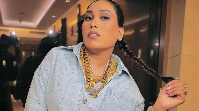 अफसाना खान- बिग बॉस 15 की प्रतियोगी और सिंगर अफसाना खान ने राजीव अदातिया के साथ अपनी लड़ाई के चलते घर से बाहर होना पड़ा। फिनाले की रेस में शामिल होने के लिए अफसाना राजीव से भिड़ गईं। पहले तो उन्होंने राजीव को धमकाया कि अगर वह ज्यादा नजदीक आए तो वह अपनी शर्ट उठा लेंगी, इसके बाद उन्होंने चाकू उठा लिया, जिसके बाद उन्हें बिग बॉस हाउस से आउट कर दिया गया।