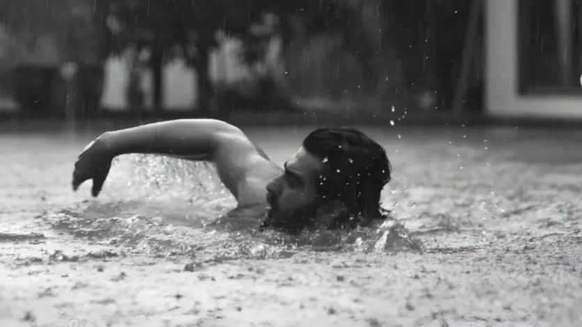 बॉलीवुड स्टार अर्जुन कपूर ने अपनी पहली ही फिल्म से स्टारडम हासिल कर लिया था। साल 2012 में रिलीज हुई फिल्म 'इशकजादे' से अर्जुन ने डेब्यू किया था और पहली ही फिल्म से हिट रहे थे। इतना ही नहीं अर्जुन को पहली ही फिल्म ने स्टारम का स्वाद चखा दिया था। लेकिन फिल्म रिलीज से पहले अर्जुन काफी परेशान थे और ये वही दौर था जब अपनी मां के निधन के दुख से गुजर रहे थे। (Image Source-Instagram@arjunkapoor)