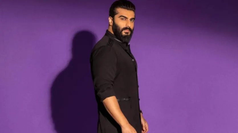 अर्जुन की मां उनके लिए सपोर्टसिस्टम हुआ करती थी। लेकिन इसी समय अर्जुन की फिल्म रिलीज हुई और हिट रही। अर्जुन ने हाल ही में मुंबई में आयोजित FICCI यूथ लीडर समिट में अपनी इन चुनौतियों को साझा किया है।  अर्जुन बताते हैं, 'मार्च 2012 में मेरी मां का निधन हो गया, और मेरी फिल्म 45 दिन बाद रिलीज हुई। मैं शोक भी मना रहा था और जश्न भी मना रहा था। मैं रातोंरात स्टार बन गया, लेकिन मैं बस अपने दर्द से भाग रहा था।' (Image Source-Instagram@arjunkapoor)
