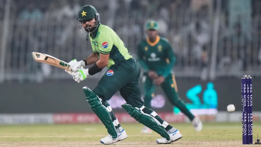 बाबर आजम ने पाकिस्तान के लिए इंटरनेशनल क्रिकेट में अपने 15000 रन पूरे कर लिए हैं। वह पाकिस्तान के लिए इंटरनेशनल क्रिकेट में 15000 से ज्यादा रन बनाने वाले कुल पांचवें बल्लेबाज बने हैं।