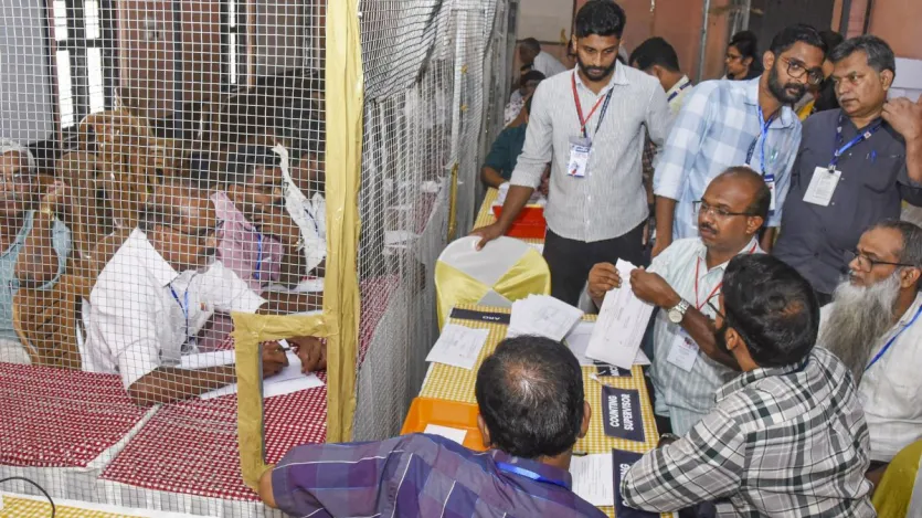 बता दें कि चुनाव आयोग ने VVPAT पर्चियों के मिलान के लिए हर विधानसभा सीट पर रैंडम तरीके से EVM का चुनाव करने की प्रक्रिया निर्धारित की है। VVPAT पेपर पर्चियों का वेरिफिकेशन काउंटिंग हॉल में एक प्रोटेक्टेड वीवीपैट मतगणना बूथ के अंदर किया जाता है, जहां केवल अधिकृत कर्मियों की ही पहुंच होती है।