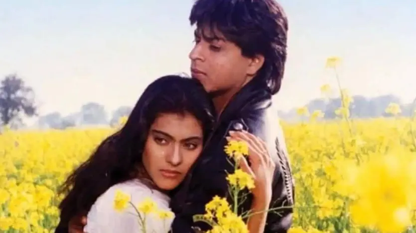 दिलवाले दुल्हनिया ले जाएंगे- जब भी शाहरुख खान की सबसे रोमांटिक फिल्मों की बात आती है, उनमें 'दिलवाले दुल्हनिया ले जाएंगे' का जिक्र जरूर होता है। 1995 में रिलीज हुई इस फिल्म में शाहरुख के साथ काजोल लीड रोल में थीं। आदित्य चोपड़ा के निर्देशन में बनी ये फिल्म उस साल की सबसे सफल फिल्मों में से एक थी और आज भी काफी पसंद की जाती है।