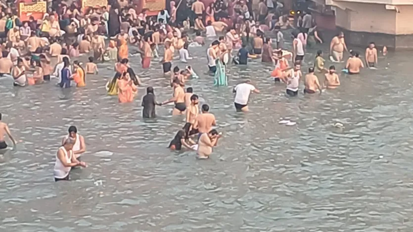 हिंदू धर्म के अनुसार, कार्तिक पूर्णिमा के दिन गंगा स्नान करने से मनुष्य को विष्णु लोक की प्राप्ति होती है और सभी पाप धुल जाते हैं। इसी मान्यता के चलते लोग गंगा में पावन डुबकी लगाई। साथ ही खिचड़ी आदि का दान-पुण्य भी किया।