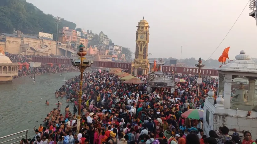 कार्तिक पूर्णिमा के अवसर पर देव दिवाली भी मनाई जाती है। श्रद्धालुओं ने हर की पैड़ी में गंगा किनारे हवन किया और हजारों की संख्या में दीप जलाकर मां गंगा की पूजा-अर्चना की।
