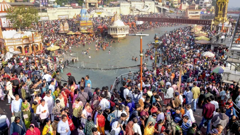 सुबह ब्रह्म मुहूर्त से ही गंगा स्नान का सिलसिला शुरू हो गया था। कड़ाके की सर्दी के बावजूद श्रद्धालुओं के उत्साह में कोई कमी नहीं आई। चारों ओर 'हर हर गंगे' के जयकारों से वातावरण पूरी तरह भक्तिमय हो गया।