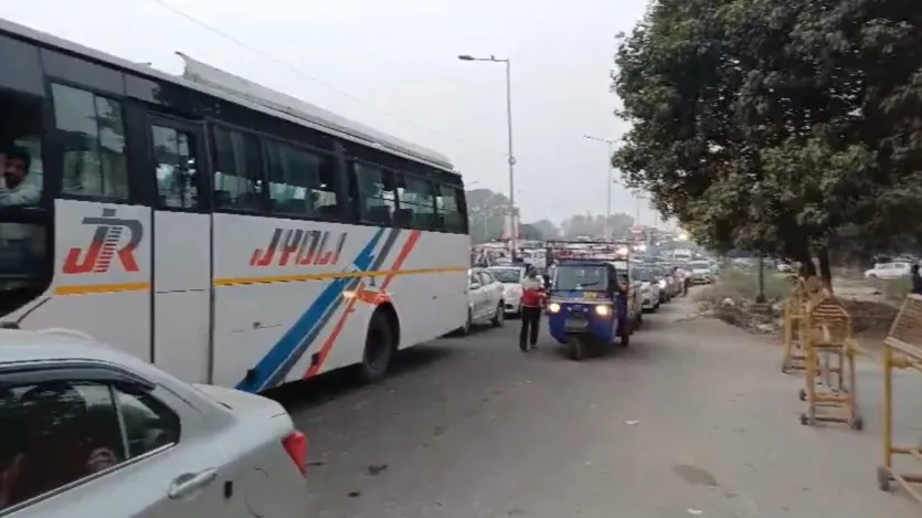 प्रशासन ने पहले ही इस भीड़ को देखते हुए यातायात योजना लागू की थी, जिसके तहत कई मार्गों पर डायवर्जन किया गया है और भारी वाहनों का प्रवेश प्रतिबंधित है, लेकिन श्रद्धालुओं की संख्या उम्मीद से कहीं अधिक होने के कारण जाम की स्थिति बन गई। (रिपोर्ट- सुनील पांडे)