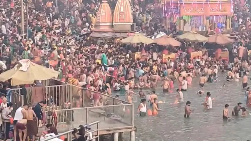 लाखों श्रद्धालुओं के अचानक हरिद्वार पहुंचने के कारण शहर की यातायात व्यवस्था चरमरा गई। हरिद्वार-दिल्ली-रुड़की हाईवे मार्ग वाहनों की भारी भीड़ के कारण जाम की भेंट चढ़ गया है। वाहनों को रेंग-रेंग कर चलना पड़ रहा है, जिससे राहगीरों को भारी कठिनाई का सामना करना पड़ रहा है।