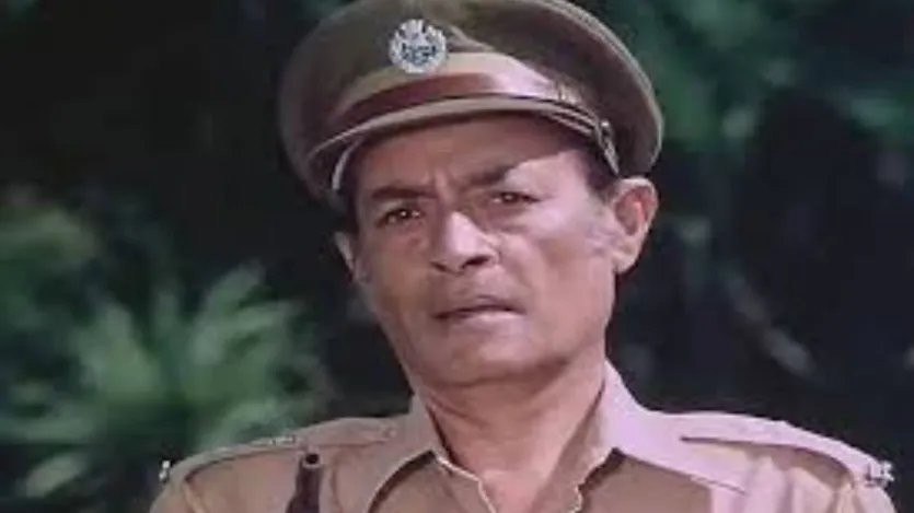 इफ्तेखार, जिन्हें अक्सर ‘मैन इन यूनिफॉर्म’ कहा जाता था, शोले में इंस्पेक्टर नर्मला के रूप में राधा के पिता की भूमिका में नज़र आए। उनकी उपस्थिति ने फिल्म को एक अलग संतुलन दिया। 1995 में उनका निधन हो गया।