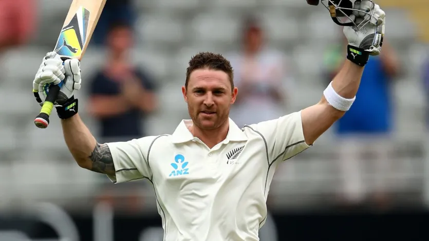 ऑस्ट्रेलिया और इंग्लैंड के बीच पर्थ में एशेज टेस्ट सीरीज का पहला मैच खेला गया। इस मैच की चौथी पारी में ऑस्ट्रेलिया की तरफ से ट्रैविस हेड ने शानदार शतक लगाया। वह टेस्ट में सबसे तेज शतक लगाने के मामले में टॉप-5 में पहुंच गए हैं। वहीं टेस्ट में सबसे तेज शतक लगाने का रिकॉर्ड न्यूजीलैंड के ब्रैंडन मैकुल्म के नाम है। । न्यूजीलैंड के पूर्व विकेटकीपर-बल्लेबाज मैकुलम ने 2016 में ऑस्ट्रेलिया के खिलाफ 54 गेंदों में शतक पूरा किया था। मैकुलम ने क्राइस्टचर्च के मैदान पर ये शतकीय पारी खेली थी।