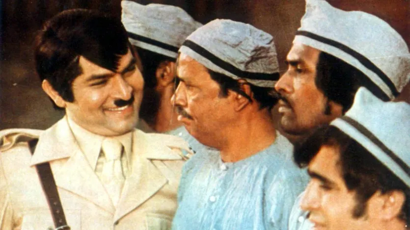 केष्टो मुखर्जी ने जेल के चतुर और मजाकिया नाई हरिराम के किरदार से कॉमेडी का हल्का-फुल्का स्वाद जोड़ा। वे 1982 में इस दुनिया से विदा हो गए।