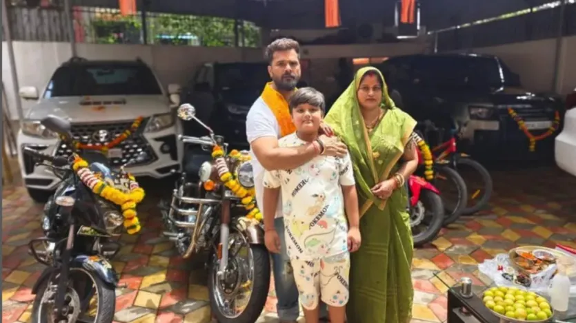 साल 2013 में पहला ब्रेक मिला और फिल्म झुकता नहीं से अपने करियर की शुरुआत की। देखते ही देखते खेसारी भोजपुरी फिल्मी जगत के सुपरस्टार बन गए। रवि किशन से लेकर मनोज तिवारी तक से उनकी दोस्ती है और कई बार साथ में स्टेज भी शेयर कर चुके हैं। आज दर्जनों फिल्मों के हीरो रह चुके हैं और कई सुपरहिट गाने भी दिए हैं। खेसारी आज 24 करोड़ रुपयों की संपत्ति के मालिक हैं और किसी पहचान के मोहताज नहीं हैं। (Image Source-Instagram@khesari_yadav)