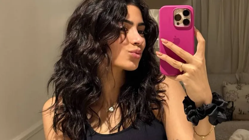 खुशी कपूर का जन्म 5 नवंबर 2000 को हुआ। उन्होंने अपनी स्कूली पढ़ाई मुंबई के धीरूभाई अंबानी इंटरनेशनल स्कूल से पूरी की और फिर आगे की पढ़ाई के लिए न्यूयॉर्क चली गईं। उन्होंने न्यूयॉर्क फिल्म एकेडमी से बैचलर ऑफ फाइन आर्ट्स की पढ़ाई की है। खास बात तो ये है कि इसकेलिए उन्होंने 100% छात्रवृत्ति भी हासिल की थी, यानी उन्हें यहां से पढ़ाई के लिए कोई फीस नहीं देनी पड़ी।