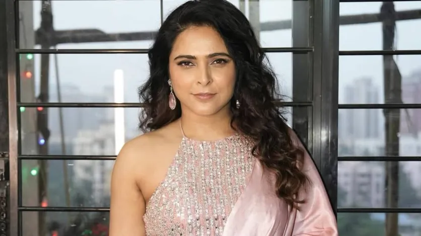 मधुरिमा तुली- टीवी से लेकर बॉलीवुड तक का सफर तय करने वालीं मधुरिमा तुली को बिग बॉस 13 के दौरान घर से बाहर का रास्ता दिखा दिया गया था। एक एपिसोड के दौरान उनके बॉयफ्रेंड विशाल आदित्य सिंह ने उन पर पानी फेंका, जिस पर मधुरिमा भड़क उठीं और उन्हें तवे से पीटना शुरू कर दिया। इस घटना के बाद मधुरिमा को उनके हिंसक व्यवहार का हवाला देते हुए बाहर का रास्ता दिखा दिया गया।