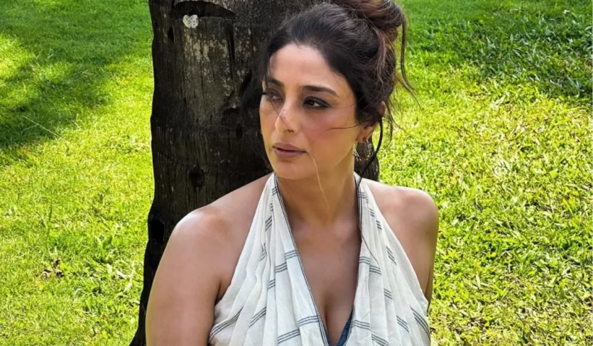 ​​तब्बू 41 से ज्यादा सालों से मनोरंजन जगत में बनी हुई हैं, लेकिन क्या आप जानते हैं कि 1970 के दशक के मशहूर पाकिस्तानी अभिनेता जमाल हाशमी, तब्बू के पिता हैं? 4 नवंबर, 1971 को जन्मी ​​तब्बू के पिता को बड़ा ब्रेक तब मिला, जब निर्देशक और निर्माता अली अफ्फान सिद्दीकी अपनी क्लासिक फिल्म सिजा के लिए एक नए चेहरे की तलाश में थे।