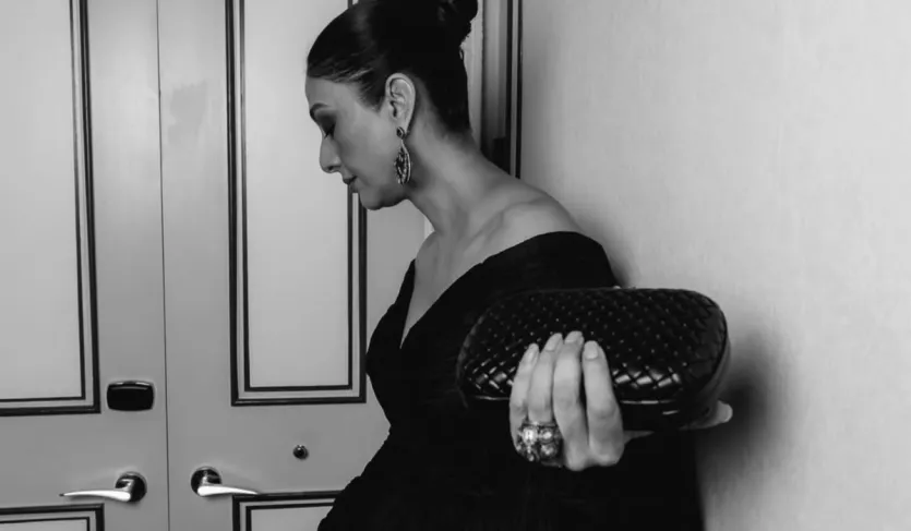 तबस्सुम फातिमा हाशमी उर्फ ​​तब्बू को मिलेनियल्स उन्हें 'दृश्यम' की एसीपी मीरा देशमुख और फिल्म 'अंधाधुन' की दुष्ट सिमी सिन्हा के रूप में जानते हैं। 1990 के दशक में वह कई हिट फिल्मों में लीड हीरोइन रहीं। कई हिट और ब्लॉकबस्टर फिल्मों में दमदार भूमिकाएं निभाने के वह फिल्म निर्माताओं की पहली पसंद बन गईं। बहुत कम लोग जानते हैं कि उन्होंने देव आनंद की फिल्म 'हम नौजवान' से अपने अभिनय की शुरुआत की थी, जब वह एक बाल कलाकार थीं।