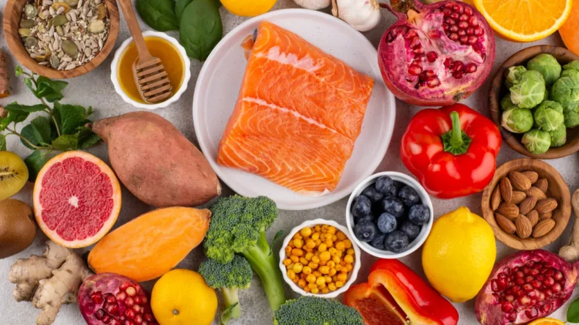 विटामिन b12 की कमी: विटामिन बी 12 की कमी से त्वचा की कई सारी समस्याएं हो सकती हैं, जैसे कि हाइपरपिग्मेंटेशन, विटिलिगो, और बालों और नाखूनों में बदलाव। ऐसे में अगर आपके चेहरे पर यूं ही दाग-धब्बे बढ़ गए हैं तो ये विटामिन b12 की कमी के कारण हो सकते हैं।
