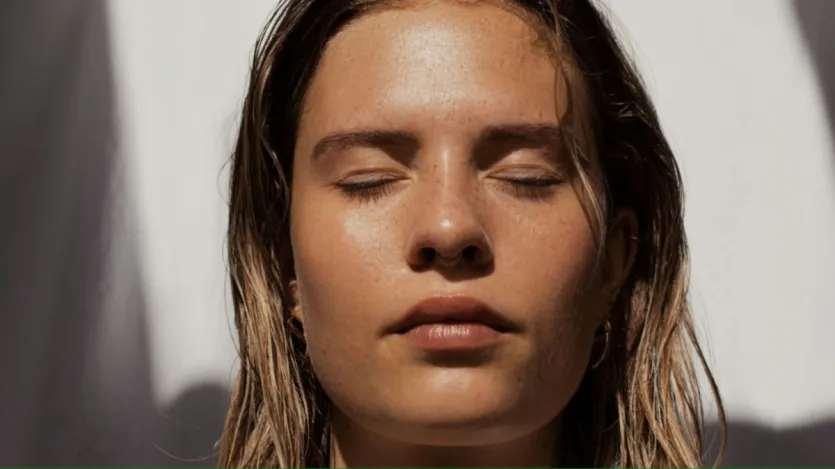 यूवी किरणों के कारण: यूवी किरणों के कारण चेहरे में पिग्मेंटेशन की समस्या बढ़ जाती है। ये चेहरे को अंदर से सेंसिटिव बनाता है और  दाग-धब्बों का कारण बनता है। ऐसे में आपको कोशिश करना चाहिए कि चेहरे में दाग-धब्बों को बढ़ने से रोकें। 
