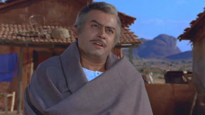 संजीव कुमार ने ठाकुर बलदेव सिंह बने थे, एक ऐसे इंसान, जो भीतर से टूट चुका था, पर बदला लेने की आग अब भी भीतर सुलग रही थी। उनका 1985 में मात्र 47 वर्ष की उम्र में निधन हो गया।