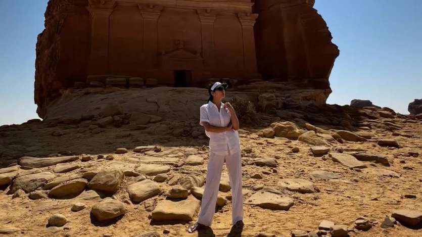 लुक को पूरा करने के लिए उन्होंने टोपी और सनग्लासेस भी लगाए। ट्रिप के दौरान उनके अन्य लुक्स में सफेद क्रोशिया मिनी ड्रेस के साथ स्ट्रॉ हैट और एक ब्लैक टैंक टॉप के साथ फ्लेयर्ड पैंट शामिल थे। सारा ने साबित किया कि वेकेशन का मतलब फिटनेस रूटीन से ब्रेक लेना नहीं है। एक वीडियो में वह रेगिस्तान की रेत पर बर्पीज करती नजर आईं। इस दौरान उन्होंने ग्रे बैकलेस स्पोर्ट्स ब्रा और ब्राइट पिंक शॉर्ट्स पहने थे।