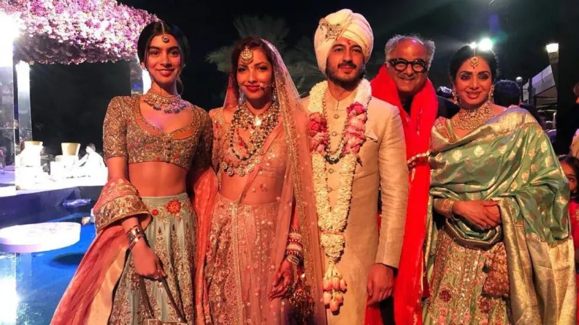 80-90 के दशक में श्रीदेवी बॉलीवुड की सबसे ज्यादा फीस लेने वाली हीरोइन बन चुकी थीं और उनका स्टारडम ऐसा था कि बड़े-बड़े स्टार भी उनके सामने फीके लगते थे। रजनीकांत से लेकर अमिताभ बच्चन संग काम करने वालीं श्रीदेवी उन दिनों सबसे ज्यादा फीस लेने वाली एक्ट्रेस थीं, लेकिन उनकी दोनों ही बेटियों जाह्नवी और खुशी का करियर उनके जैसा नहीं रहा।