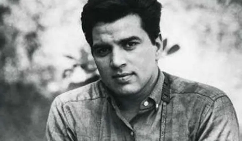 हिंदी सिनेमा के 'ही-मैन' धर्मेंद्र अब हमारे बीच नहीं रहे। 89 वर्ष की आयु में उन्होंने दुनिया को अलविदा कह दिया, लेकिन उनके किस्से अमर हो गए है। एक ऐसा ही किस्सा प्रियंका चोपड़ा के शुरुआती दौर से जुड़ा है, जो काफी दिलचस्प और दिल छू लेने वाला है। देसी गर्ल ने खुलासा करते हुए बताया था कि उनकी पहली सैलरी उनको दिग्गज अभिनेता धर्मेंद्र के जेब से मिली थी।