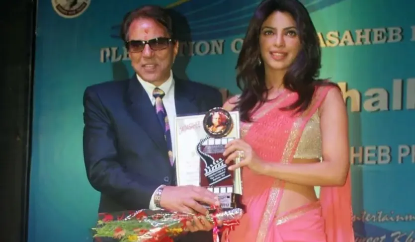 हिंदी सिनेमा के लीजेंड्री स्टार धर्मेंद्र की निधन से प्रिंयका चोपड़ा को बड़ा झटका लगा है। उन्होंने अपना दुख-दर्द एक पोस्ट शेयर कर बताया और खुलासा किया कि धर्मेंद्र की मौत से उनसे इतना गहरा सदमा क्यों लगा। तमाम सेलेब्स और करीबियों के बीच धर्मेंद्र के प्रोडक्शन हाउस के साथ काम कर चुकीं प्रिंयका चोपड़ा ने उन्हें याद किया और उनके लिए एक लंबी पोस्ट लिखी।