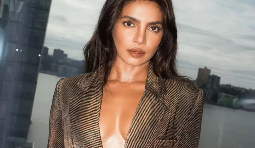 प्रियंका ने आगे यह भी बताया, 'उस समय जब कोई मुझे नहीं जानता था। बहुत कम लोग बरेली के एक बिल्कुल नए कलाकार के लिए, जो मुंबई में किसी को नहीं जानता था। इस तरह का अपनापन और प्यार दिखा पाते हैं... मैं देओल परिवार को अपने करियर की शुरुआत से जानती हूं। मैंने सनी और बॉबी के साथ कई फिल्मों में काम किया है और इस वजह से यह पर्सनल लगता है और मुझे पता है कि मैं दुनिया में कई और लोगों के साथ यह फीलिंग शेयर करती हूं।'