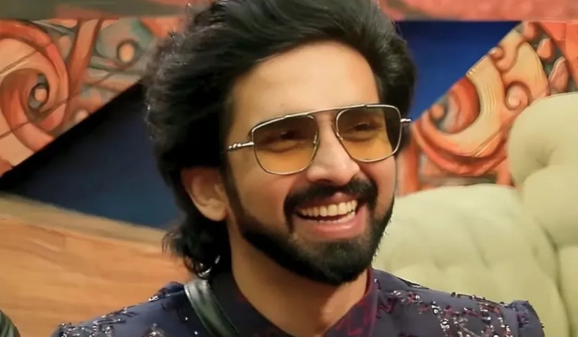 सलमान खान द्वारा होस्ट किया जा रहा बिग बॉस 19 का यह सीजन घरवालों की सरकार की थीम पर चलता है, जो घरवालों को बिग बॉस से भी ज्यादा फैसले लेने की पावर देता है। यह हर दिन रात 9 बजे जिओ हॉटस्टार पर स्ट्रीम होता है और कलर्स टीवी पर रात 10:30 बजे आता है।