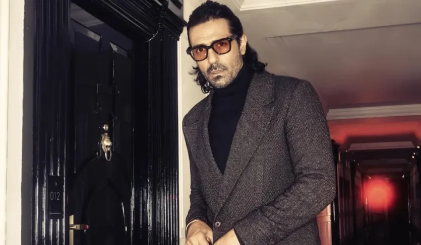 एक्टर ने अपने करियर की शुरुआत मॉडलिंग से की थी और आज वह एक्टर होने के साथ-साथ प्रोड्यूसर भी है। मशहूर फैशन डिजाइनर रहे रोहित बल ने उनका लुक देखकर मॉडलिंग करियर को आगे बढ़ाने में मदद की थी। अर्जुन को 1994 में मॉडलिंग में सोसाइटी फेस ऑफ द ईयर अवॉर्ड मिला था। उसके बाद 2001 में उन्होंने बॉलीवुड डेब्यू किया। इस फिल्म के लिए अर्जुन को कई डेब्यू अवॉर्ड्स मिले।