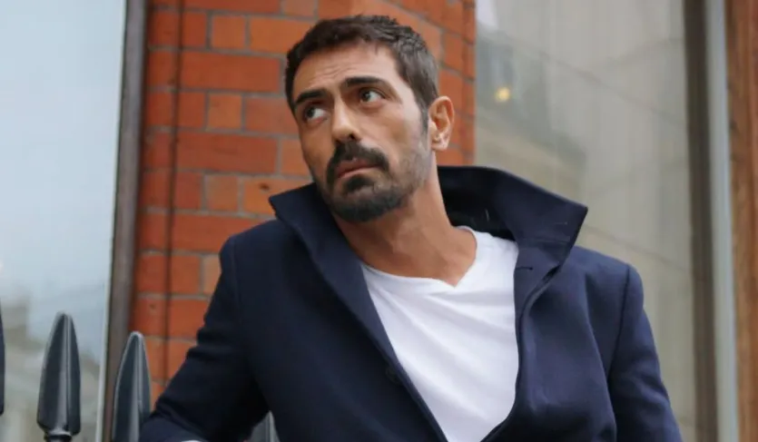 जबलपुर में जन्में अर्जुन रामपाल कॉलेज में थे जब उनकी मॉडलिंग प्रतिभा पर सबसे पहले नजर पड़ी। उनके लुक्स, कद और स्क्रीन प्रेज़ेंस ने जल्दी ही उन्हें रैंप पर पहचान दिलाई। कुछ ही समय में वे भारत के सबसे ज्यादा डिमांड वाले सुपरमॉडल बन गए और बड़े ब्रांड्स व फैशन डिजाइनर्स के पसंदीदा चेहरा बन गए।