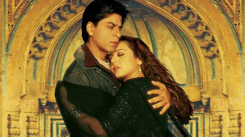 वीर जारा- यश चोपड़ा के निर्देशन में बनी ये फिल्म 2004 में रिलीज हुई थी और इसमें शाहरुख खान के साथ प्रीति जिंटा लीड रोल में नजर आई थीं। वहीं प्रीति जिंटा भी इस फिल्म में अहम भूमिका में नजर आई थीं। फिल्म की कहानी एक स्क्वाड्रन लीडर वीर प्रताप सिंह और पाकिस्तानी लड़की जारा के इर्द-गिर्द घूमती है, जो प्यार में पड़ जाते हैं और इस प्यार की खातिर लंबी लड़ाई लड़ते हैं। आज भी इस फिल्म को देख दर्शकों की आंखें नम हो जाती हैं।