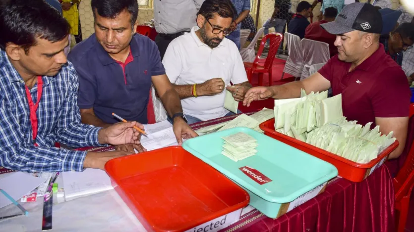 जान लें कि EVM के मतों की गिनती पूरी होने के बाद मतगणना केंद्र के हॉल में किसी भी काउंटिंग टेबल को वीवीपैट काउंटिंग बूथ में बदल दिया जाता है। हर विधानसभा सीट के 5 पोलिंग बूथों की EVM की VVPAT पर्चियों का मिलाना होता है।