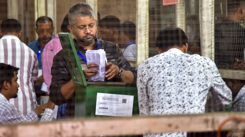 भारत में चुनाव की ट्रांसपेरेंसी बनाए रखने के लिए निर्वाचन आयोग समय-समय कदम उठाता रहता है। इसी कड़ी में एक नाम है ''VVPAT मशीन''। पोलिंग बूथ में जाकर जब आप वोट डालते हैं तो EVM में बटन दबाने के बाद आपको बगल में रखी एक और मशीन में पर्ची दिखाई देती है। उस पर्ची में वही चुनाव चिन्ह दिखता है जिसको आपने EVM में वोट दिया होता है। जिस मशीन में पर्ची दिखती है वही VVPAT मशीन होती है। इस खबर में पढ़िए कि VVPAT मशीन के आने के बाद चुनाव में और पारदर्शिता कैसे आई और इसकी पर्चियों का मिलान मतगणना केंद्र पर किस प्रक्रिया के तहत होता है। चुनाव में पारदर्शिता के लिए निर्वाचन आयोग ने पहली बार VVPAT मशीन का इस्तेमाल साल 2013 में किया था। इसके बाद साल 2019 में पूरे देश में हर एक पोलिंग बूथ पर EVM के साथ VVPAT का उपयोग हुआ था।